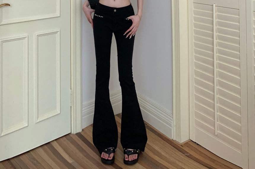 GANGER - Tanktop met geribbelde, effen kraag en lage taille / jeans met studs en uitlopende pijpen