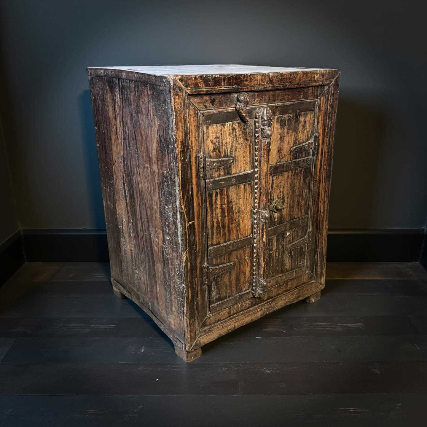 Wandkast vierkant antiek finish