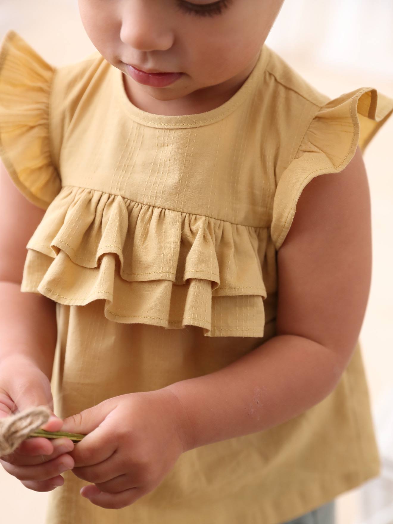 Blusa infantil amarela clara com babados