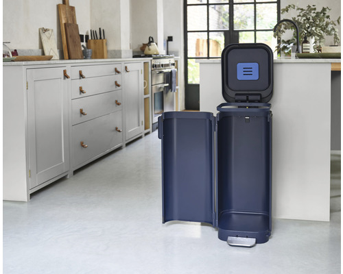 Joseph & Joseph afvalemmer met scharnierend deksel, pedaalemmer Porta 40 l blauw