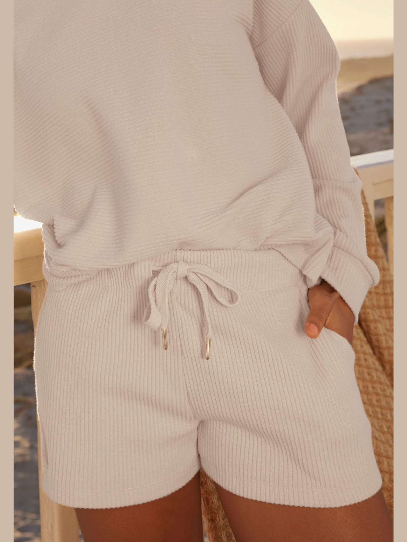 Short en matière sweat empiècement en dentelle en qualité côtelée