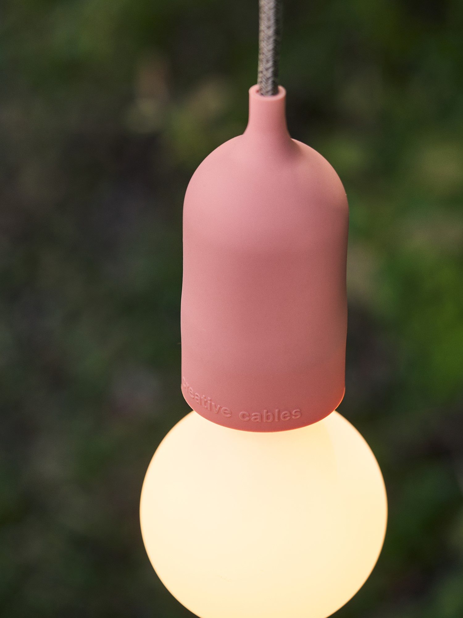 Bærbar udendørslampe | Tekstilkabel/fatning i silikone og termoplast. 5 m. E27. | Cherry Red | Creative Cables
