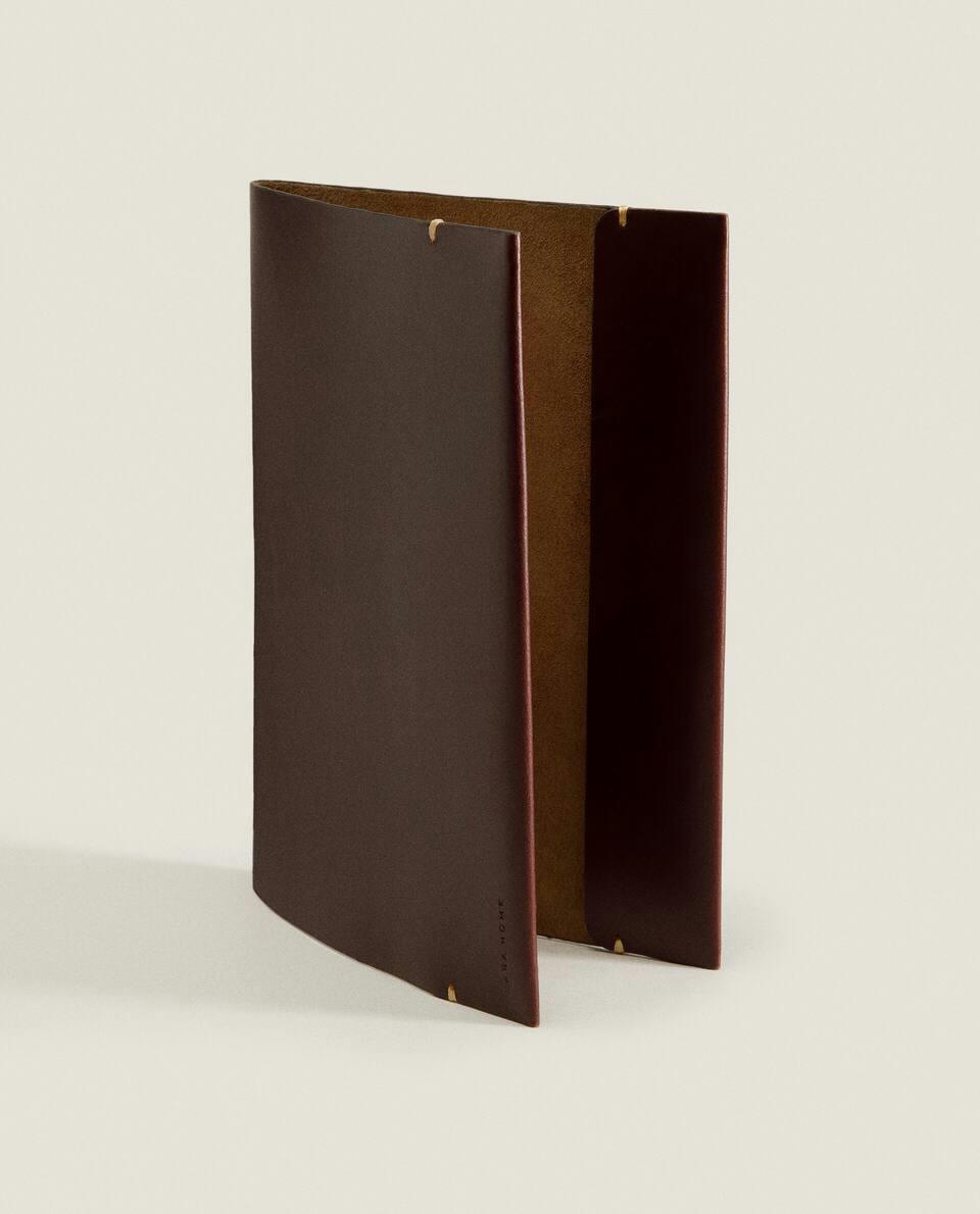 CAPA DE LIVRO EM COURO COM COSTURA DETALHADA