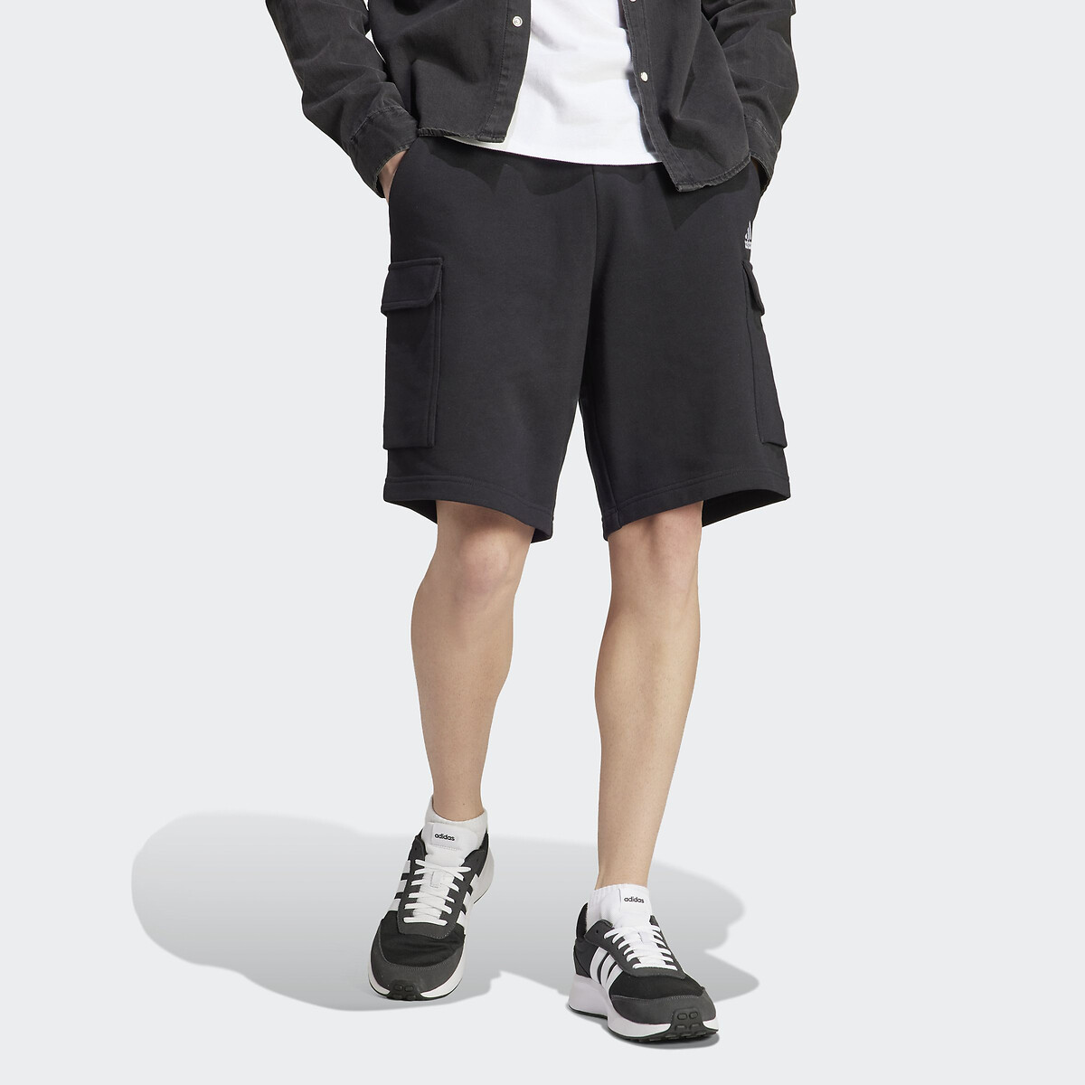 ADIDAS ROUPAS ESPORTIVAS<br>Shorts cargo em moleton Essentials
