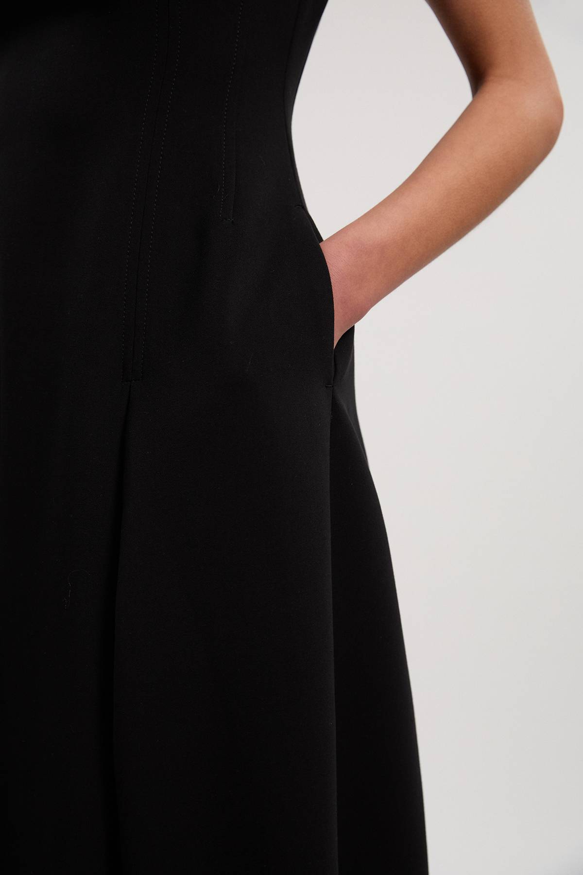 KarenMillen Robe ajustée en stretch compact, à encolure asymétrique et à jupe ample