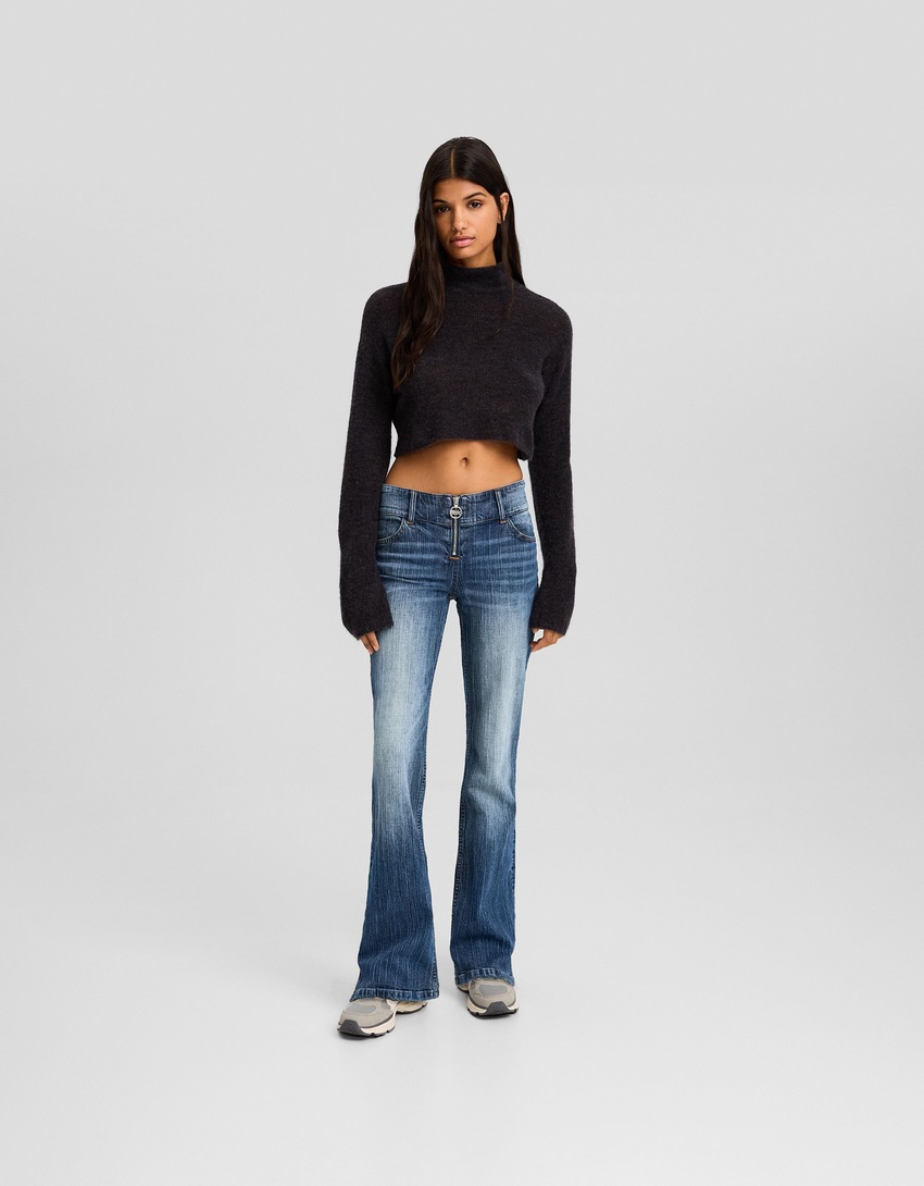 calça jeans flare de cintura baixa
