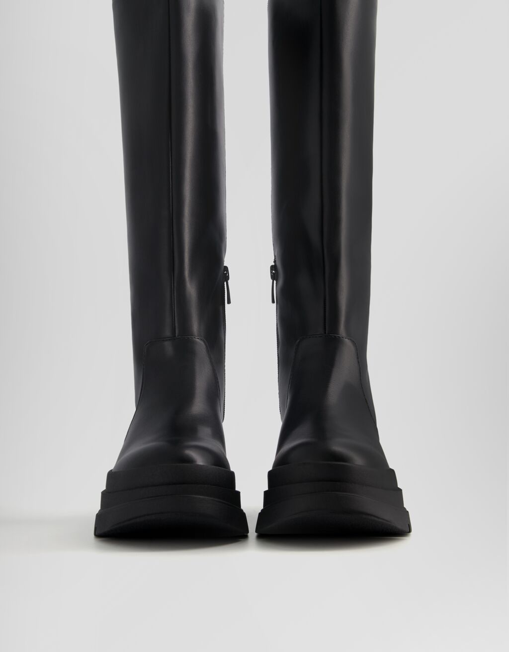 Botas planas com solado grosso