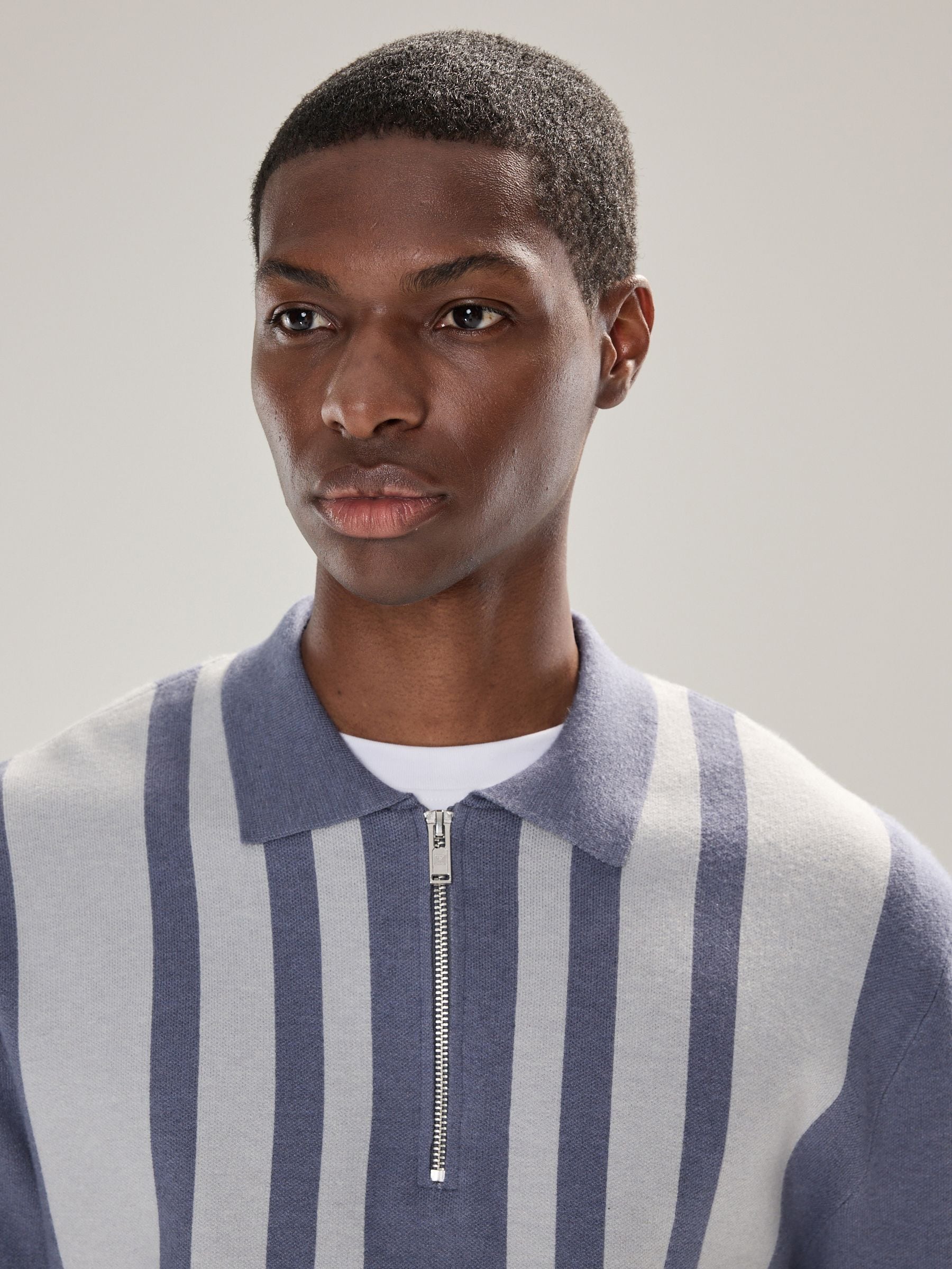 Blauw - Regular fit premium halfzwaar gestreept gebreid poloshirt met lange mouwen en kwartrits