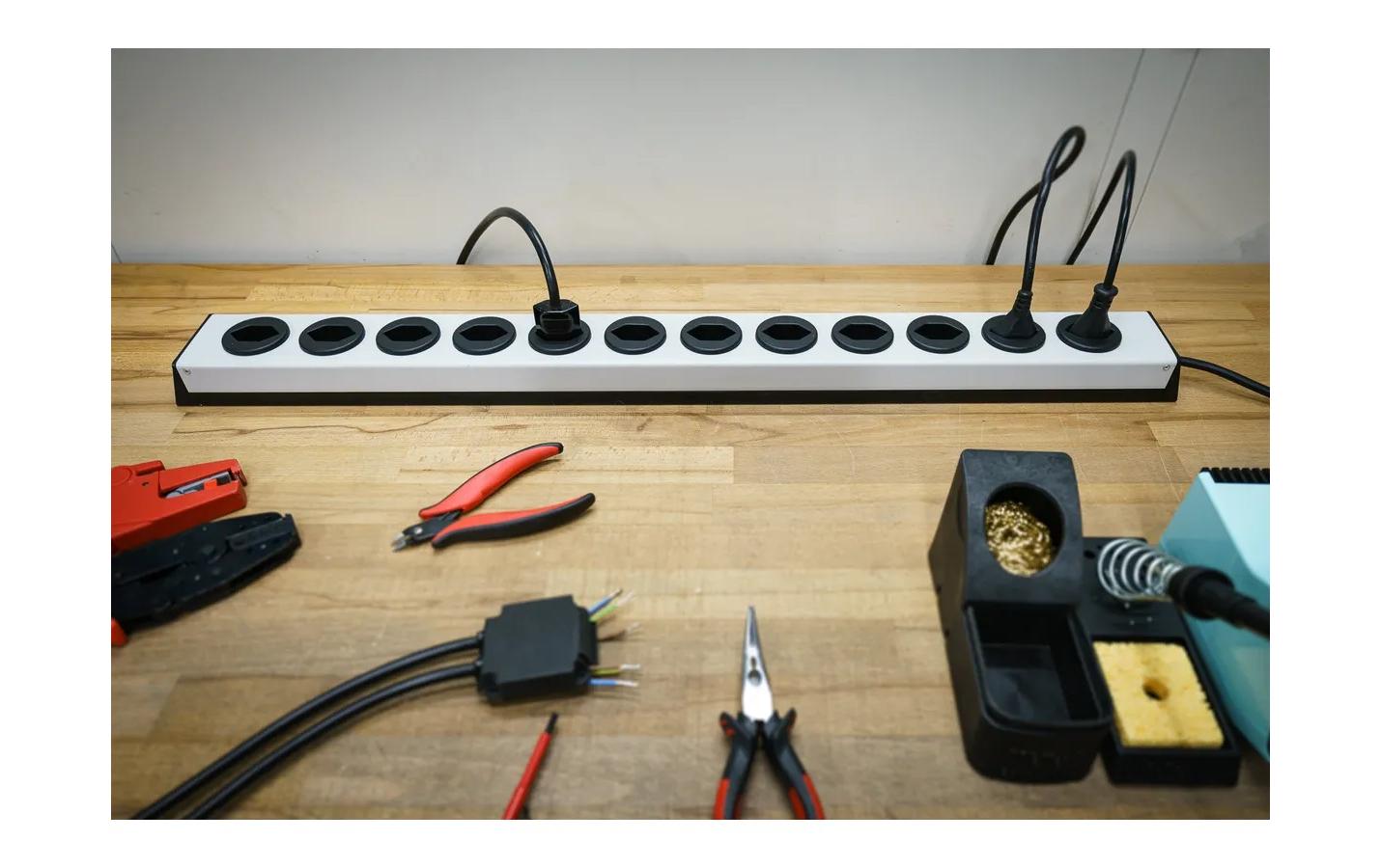 Steckdosenleiste Power Line 9x T13 mit SchalterSilberne Mehrfachsteckdose mit Schalter und 1.5 m langem Kabel