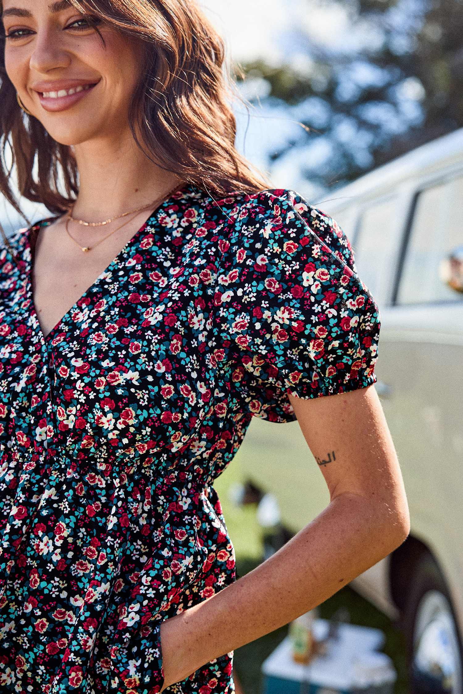 Haut fleuri à péplum et manches bouffantes avec taille cintrée