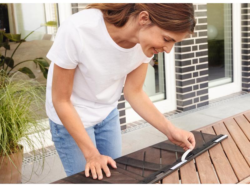 tesa Insektenschutz Lamellentür Teleskopierbar für Terrasse Insektenschutzvorhang mit Lamellen – Fliegengitter für Balkon- und Terrassentüren – mit Teleskop-Funktion – zur einfachen Montage ohne Bohren