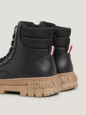 Botas de cano médio com cadarço e sola robusta
