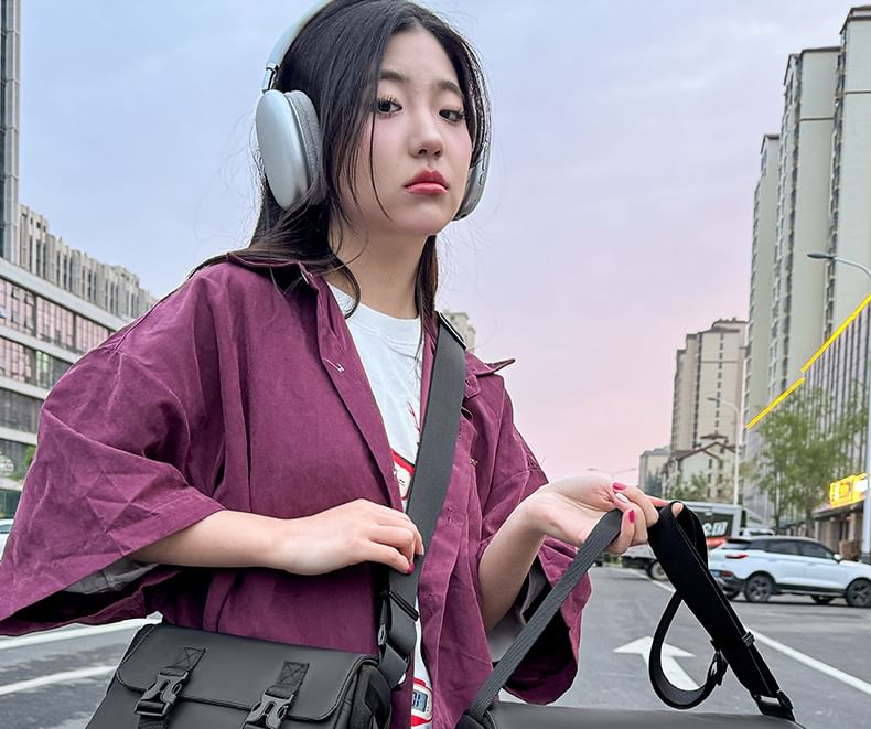 Hikuozy - Crossbodytas met gesp en klep