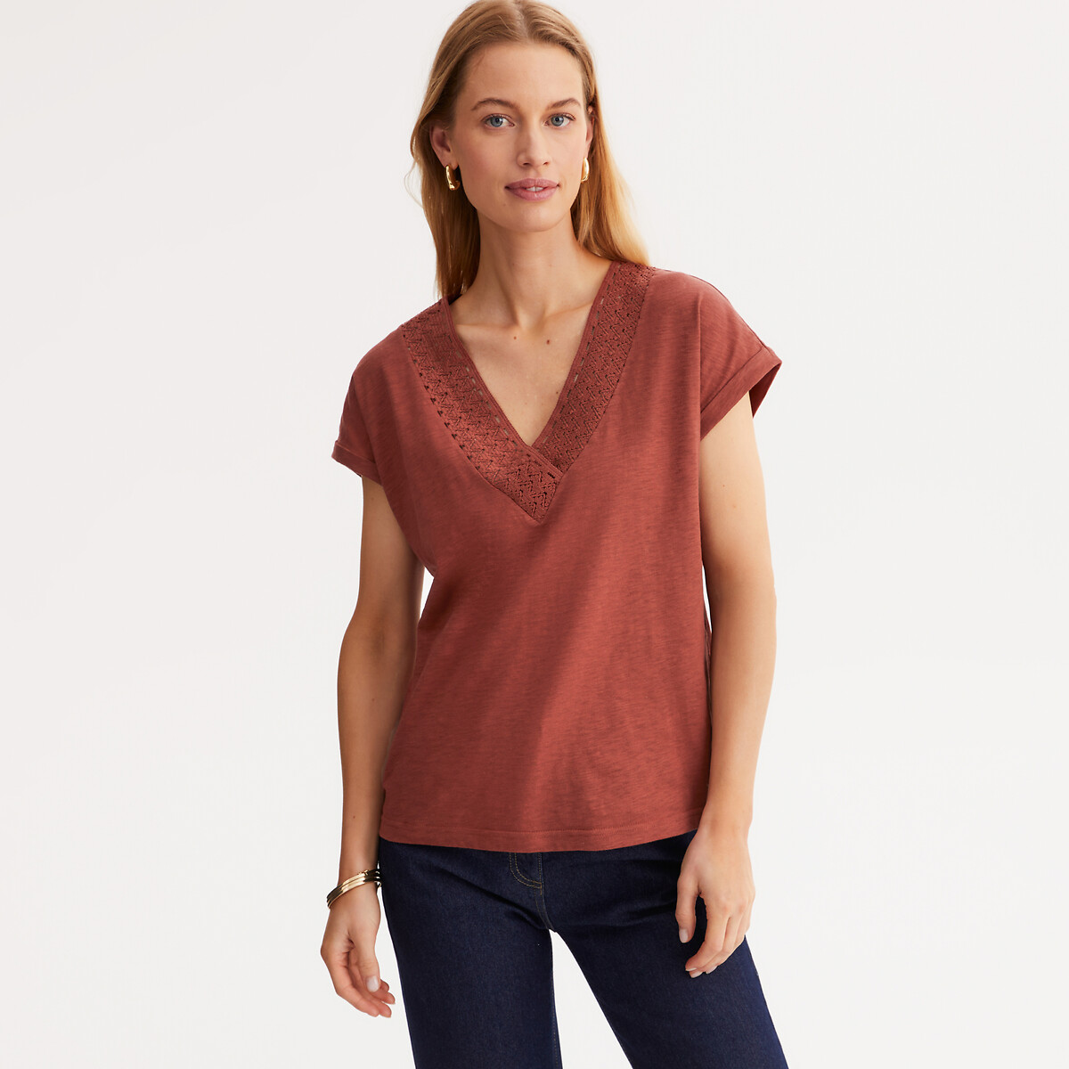 ANNE WEYBURN<br>Camiseta com decote em V, mangas curtas e detalhe em macramê