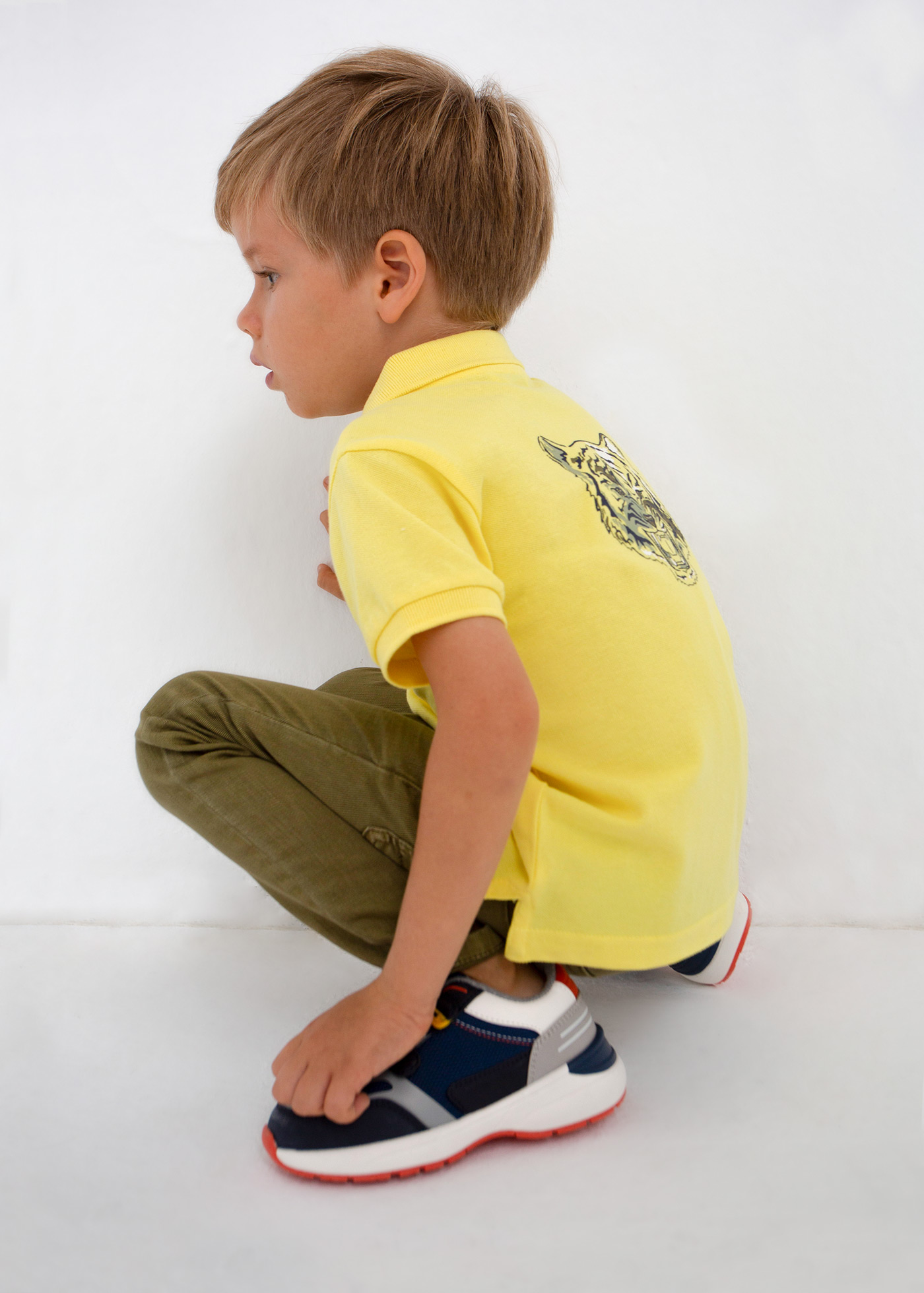 Camisa polo de manga curta com estampa, feita de algodão para meninos