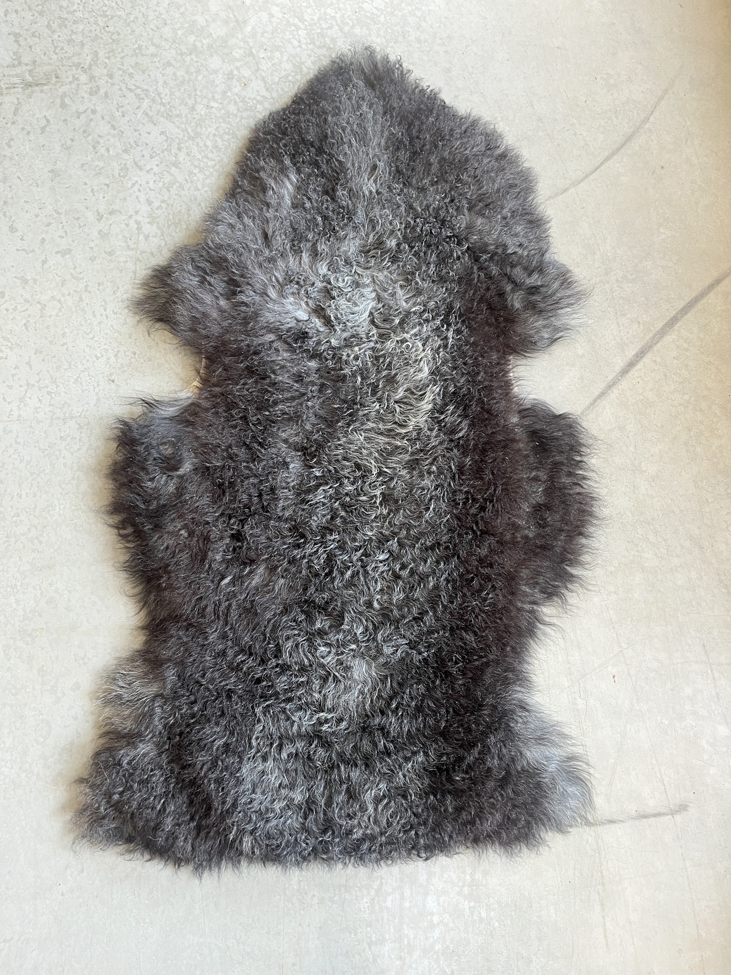 Natürliches Schafsfell naturgrau, B ca. 100 cm, L ca. 60 cm von fischer's lagerhaus