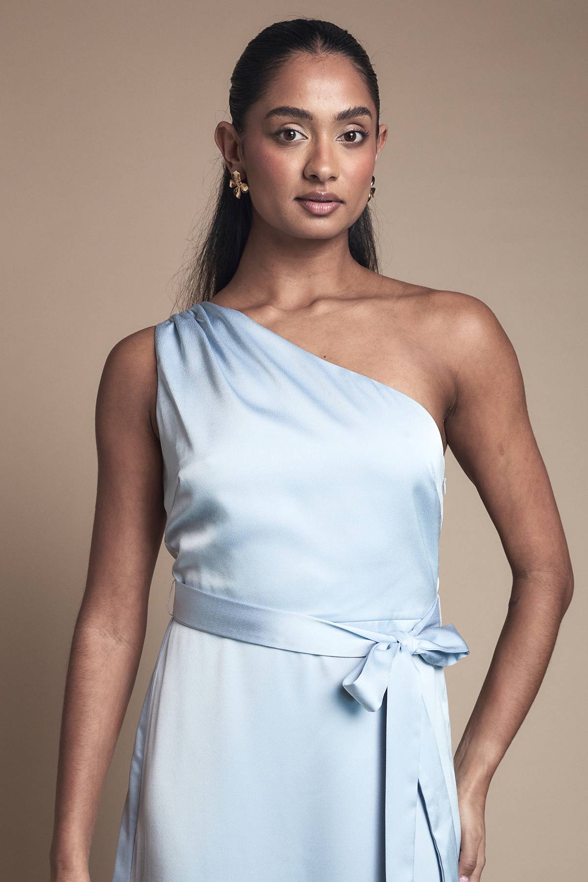 Oasis Robe Longue de Demoiselle d'Honneur en Satin à Une Épaule