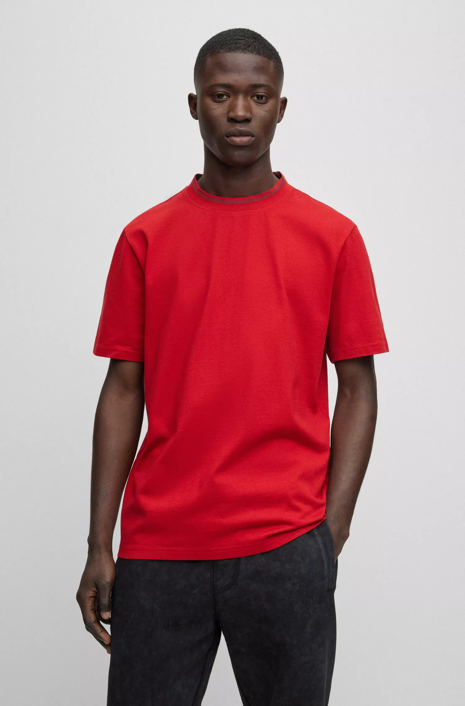 Camiseta BOSS laranja, modelagem relaxada, em malha de algodão com gola detalhada.