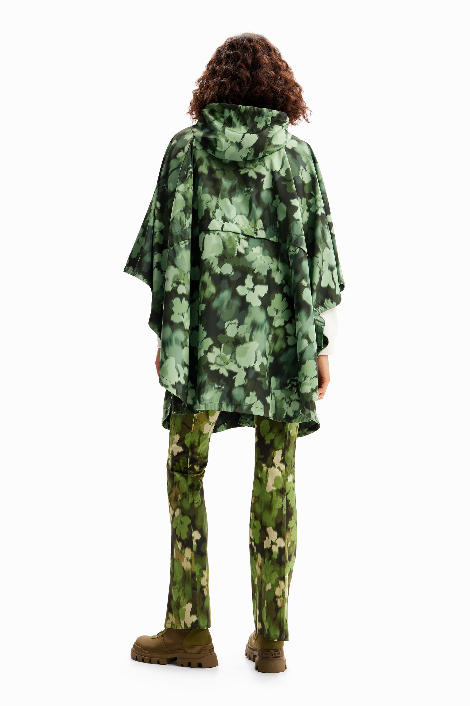 Capa de chuva camuflada com capuz