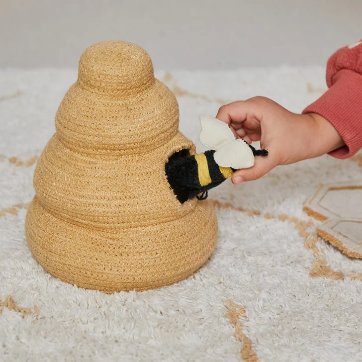 Lorena Canals - Pollination Spielteppich mit Spielzubehör, 90 x 130 cm, ivory / natural / light honey
