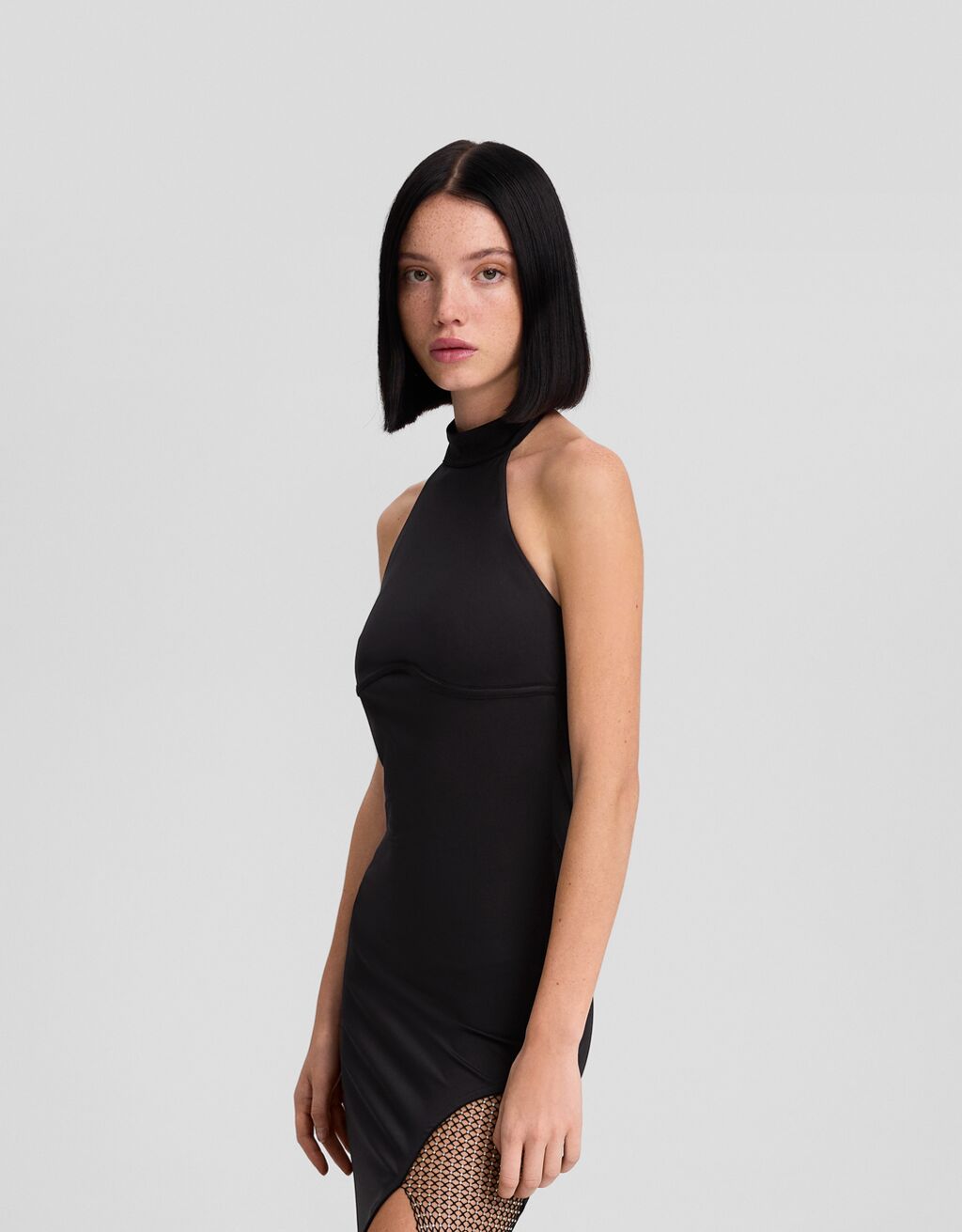 Vestido midi com decote halter e detalhes em strass.