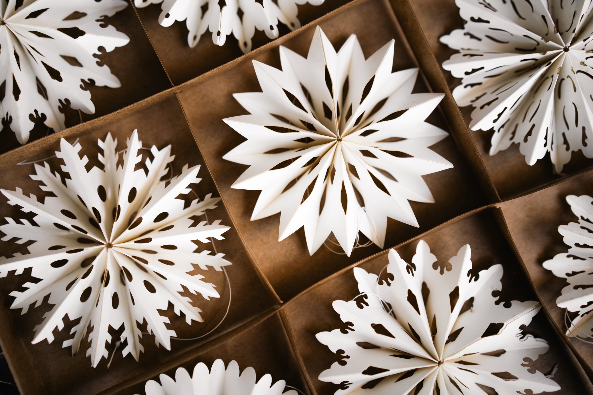 Weihnachtssterne aus Papier, 12 Stück, weiß, Ø 10 cm günstig bestellen
