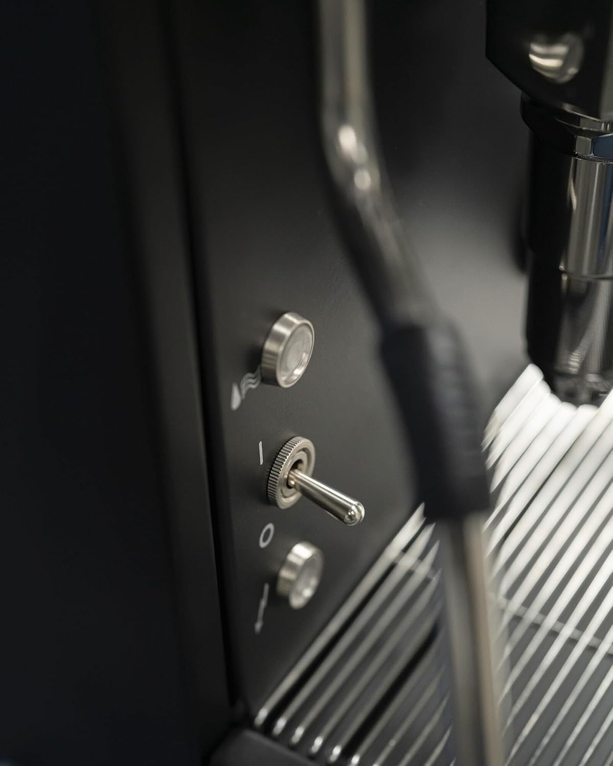 La Pavoni Mini Cellini, Semiprofessionelle Espresso-Kaffeemaschine LPSMCB01EU, Einzelboiler, Dampf- und Heißwasserlanze, 2,9-l-Tank, 58-mm-Filterhalter und 1/2-Tassen-Filter, 1400 W, Schwarzer Stahl