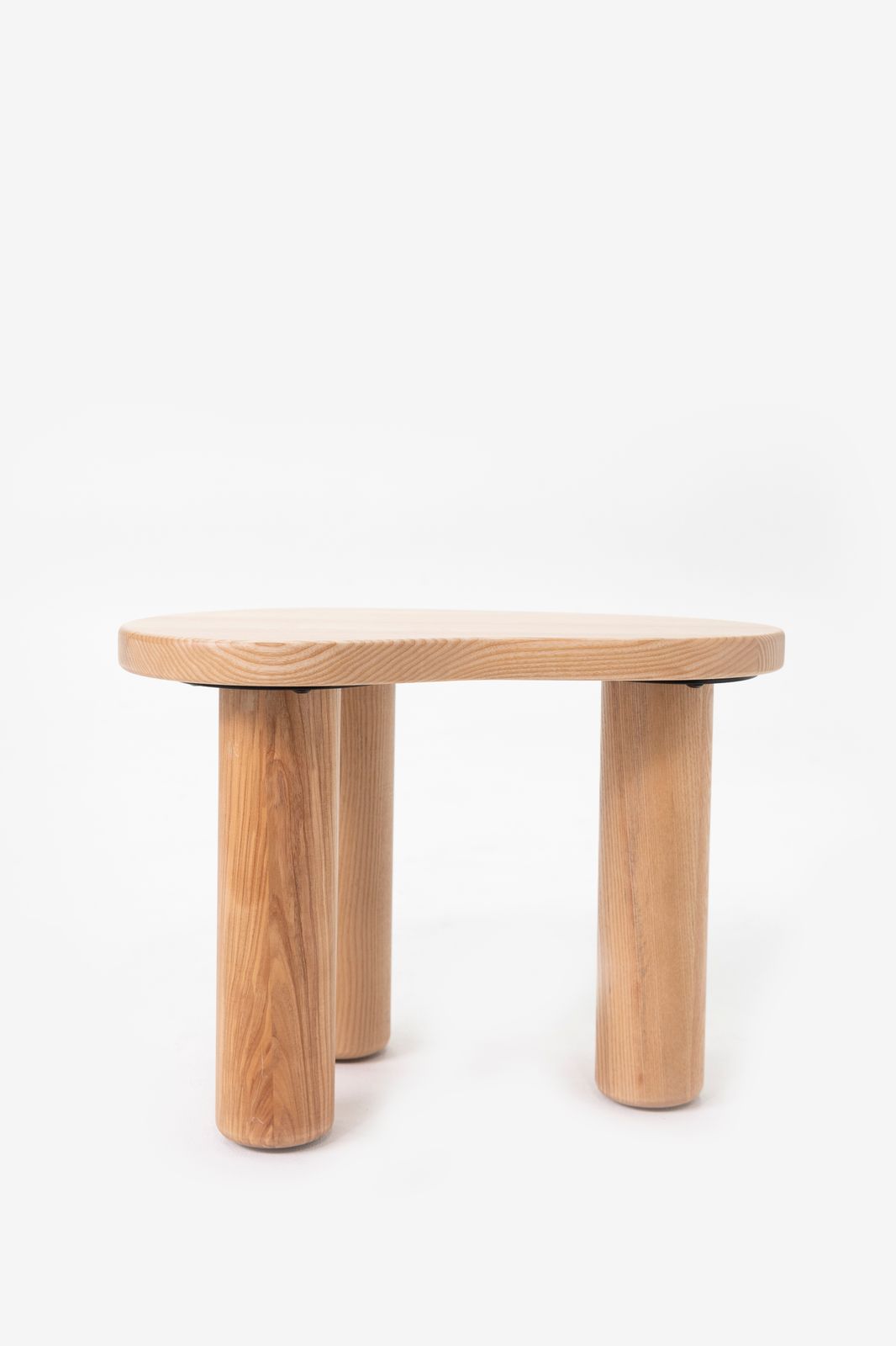 Houten bijzettafel in organische vorm klein