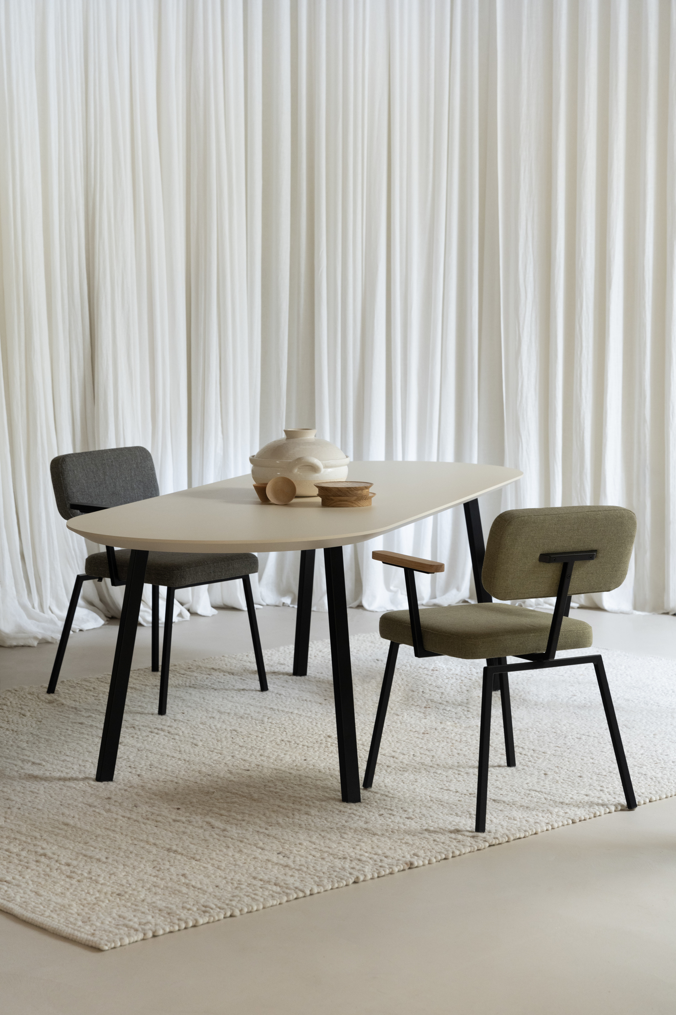 Studio HENK tafel New Classic Plat ovaal, zwart frame - Smart Collectie 220 x 100 cm | Eikenhout | Verjongde rand | Frame Zwart