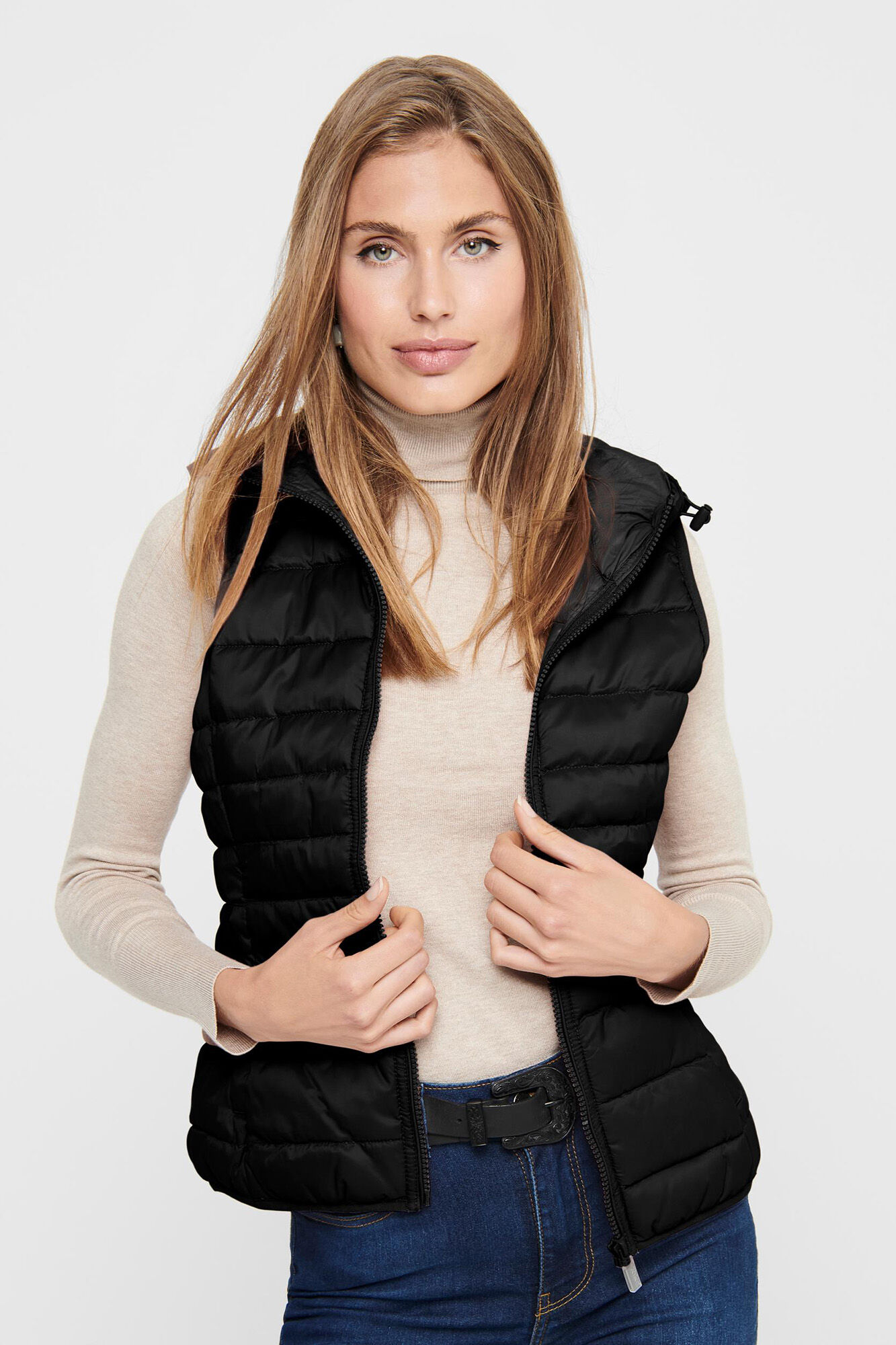 Colete feminino ultraleve com capuz.