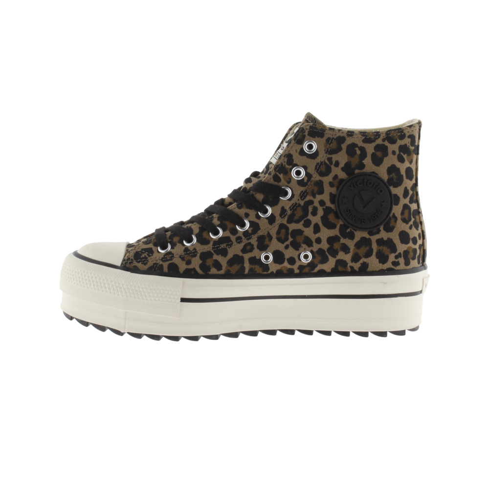 Botas de cano curto com estampa animal e detalhes tribais, logo retrô e sola tratorada.