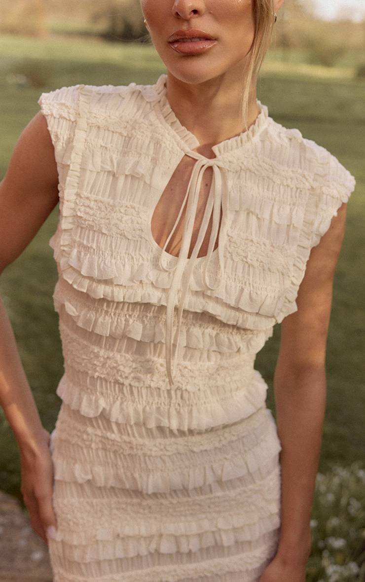 Crème Robe Longue À Découpe Et Volants Extrêmes