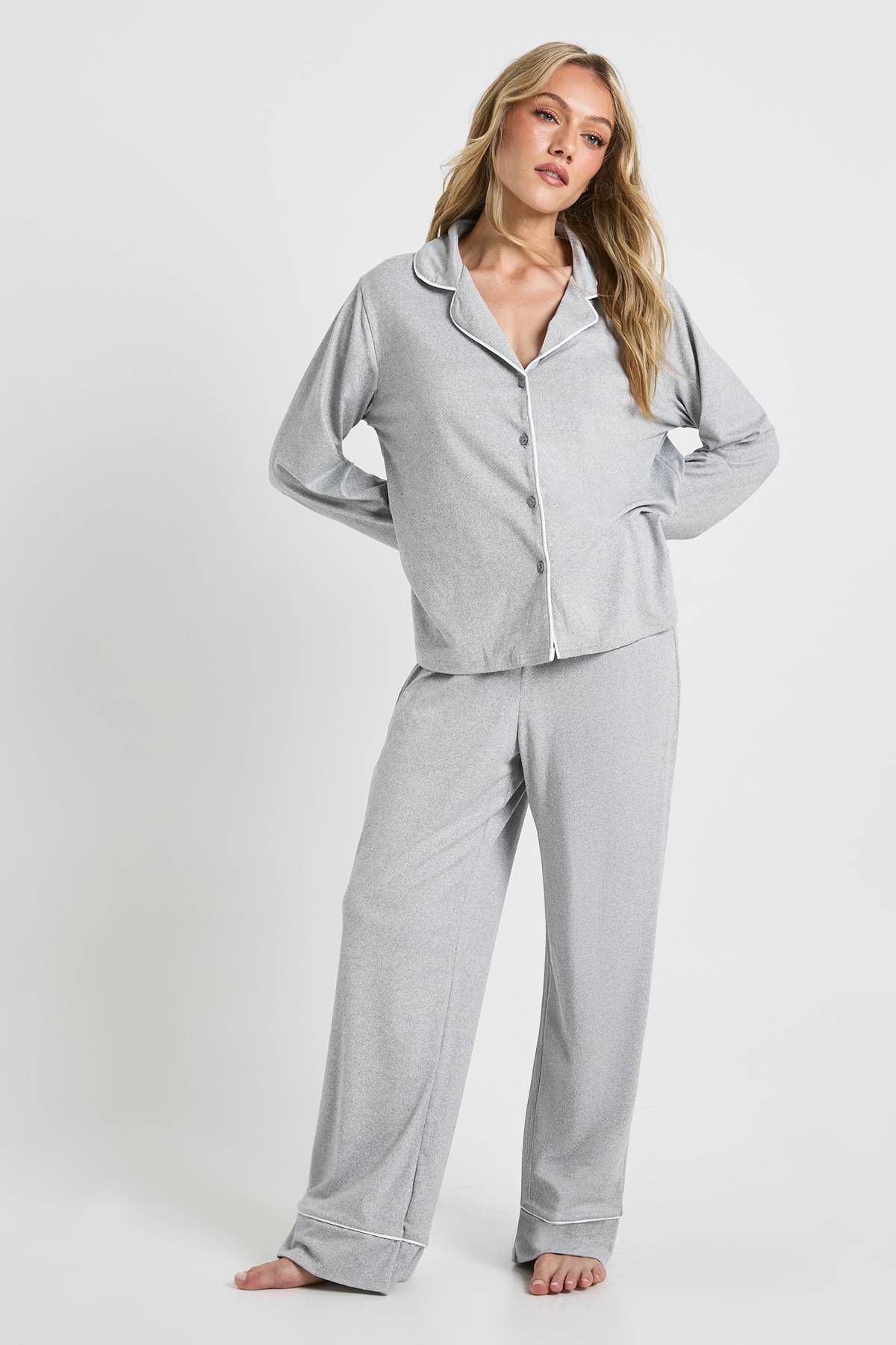 boohoo Ensemble De Pyjama Petite Chemise À Manches Longues Et Pantalon En Jersey Avec Détails Passepoilés