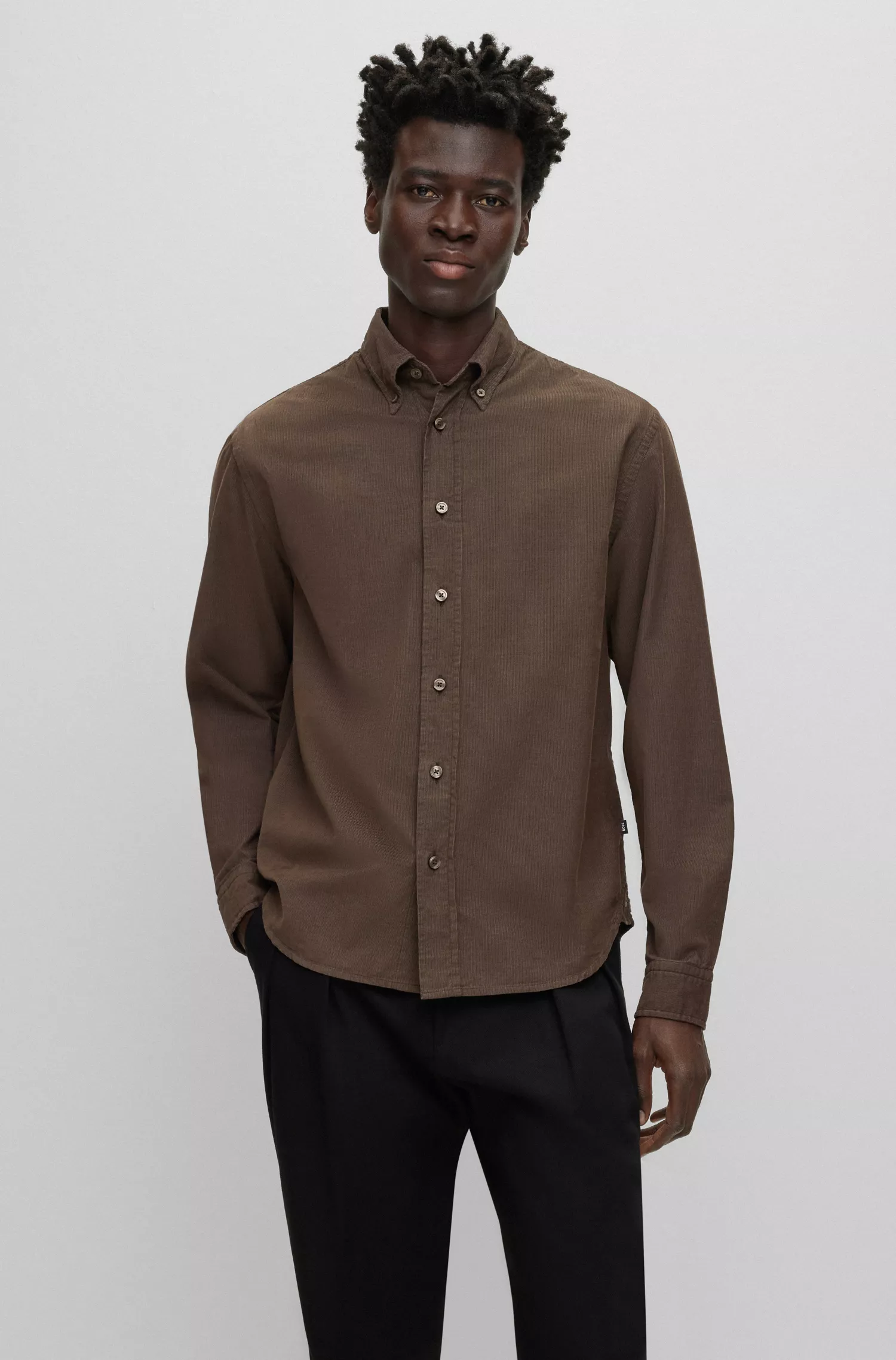 Camisa preta BOSS de corte relaxado com botões, em mistura de algodão lavado.