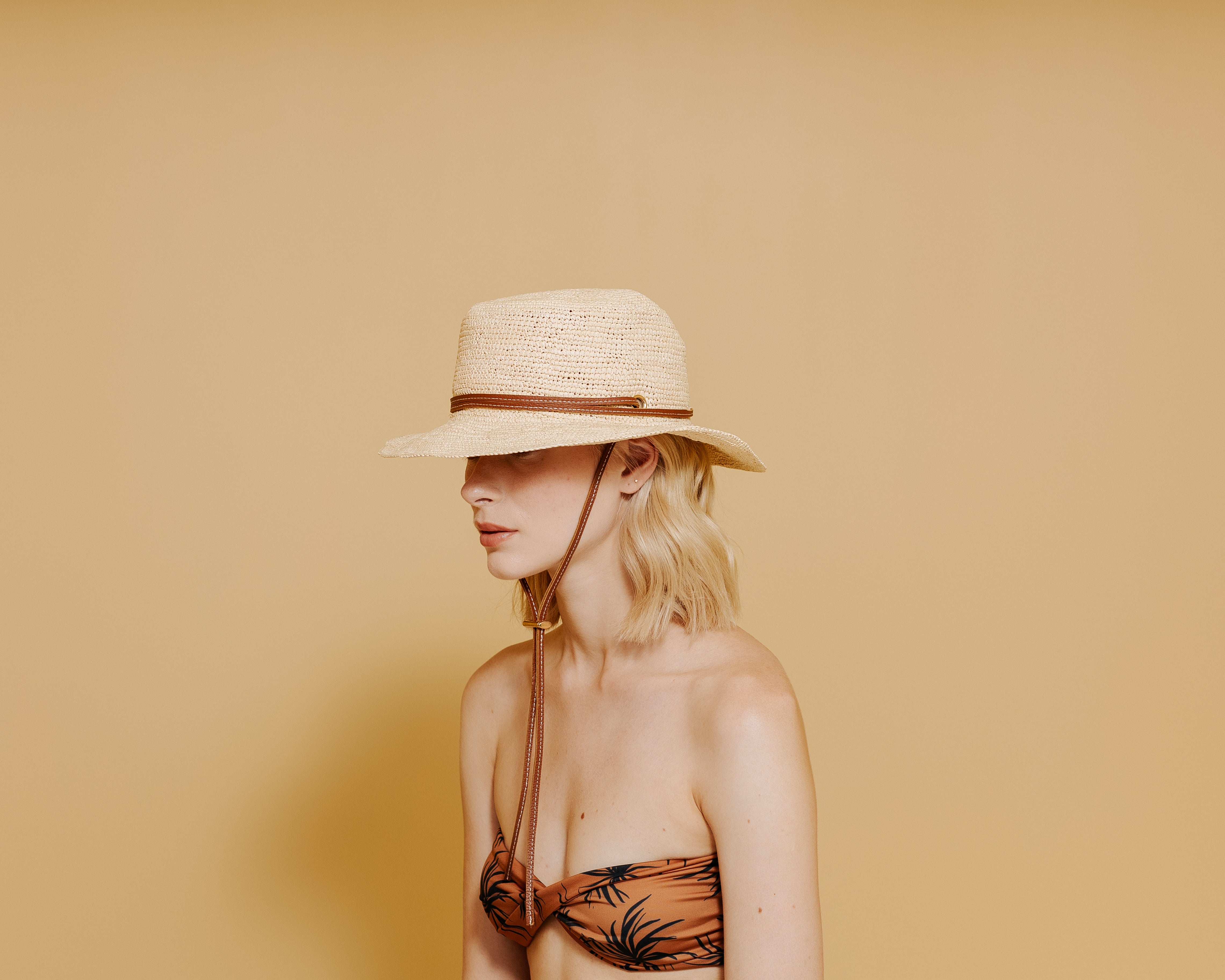 Chapeau hippie avec bandeau en cuir ajustable