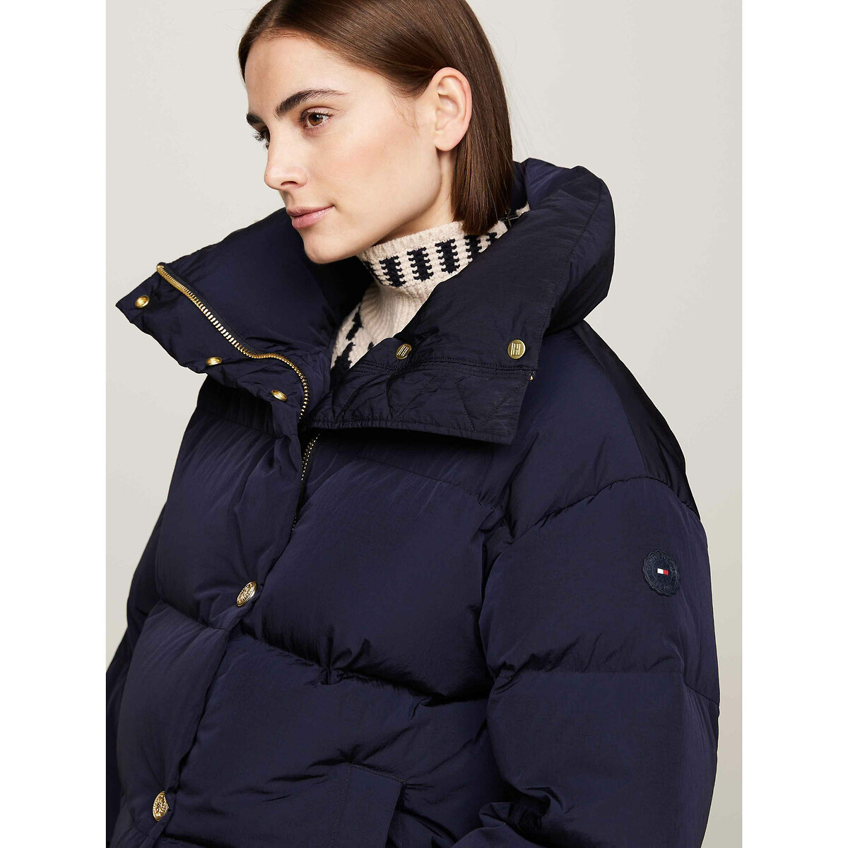 TOMMY HILFIGER<br>Jaqueta de manga comprida com gola alta e enchimento de plumas