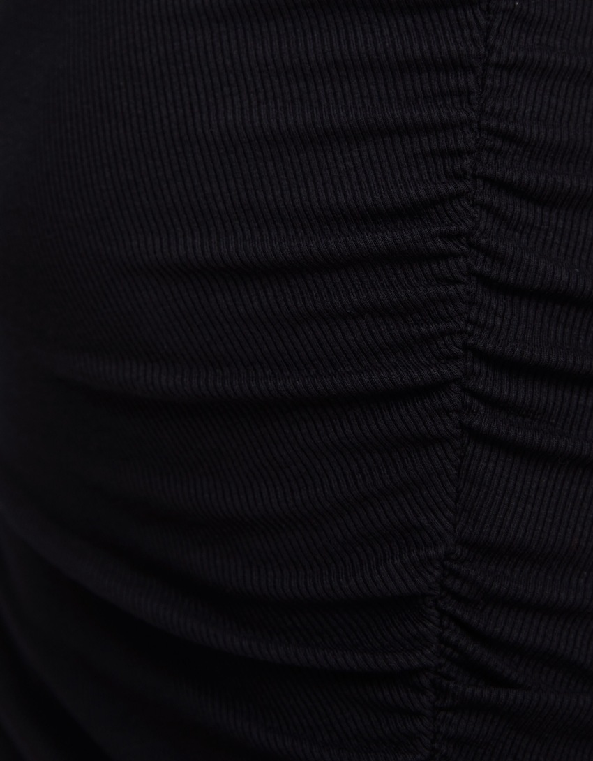 Vestido curto de alças finas com detalhe franzido na lateral