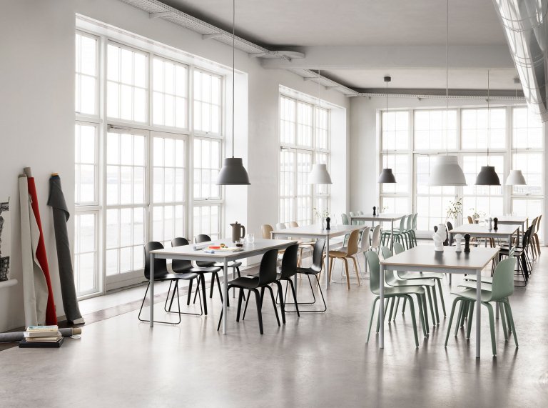 Muuto Base tafel 190x85 zwart linoleum blad, multiplex rand
