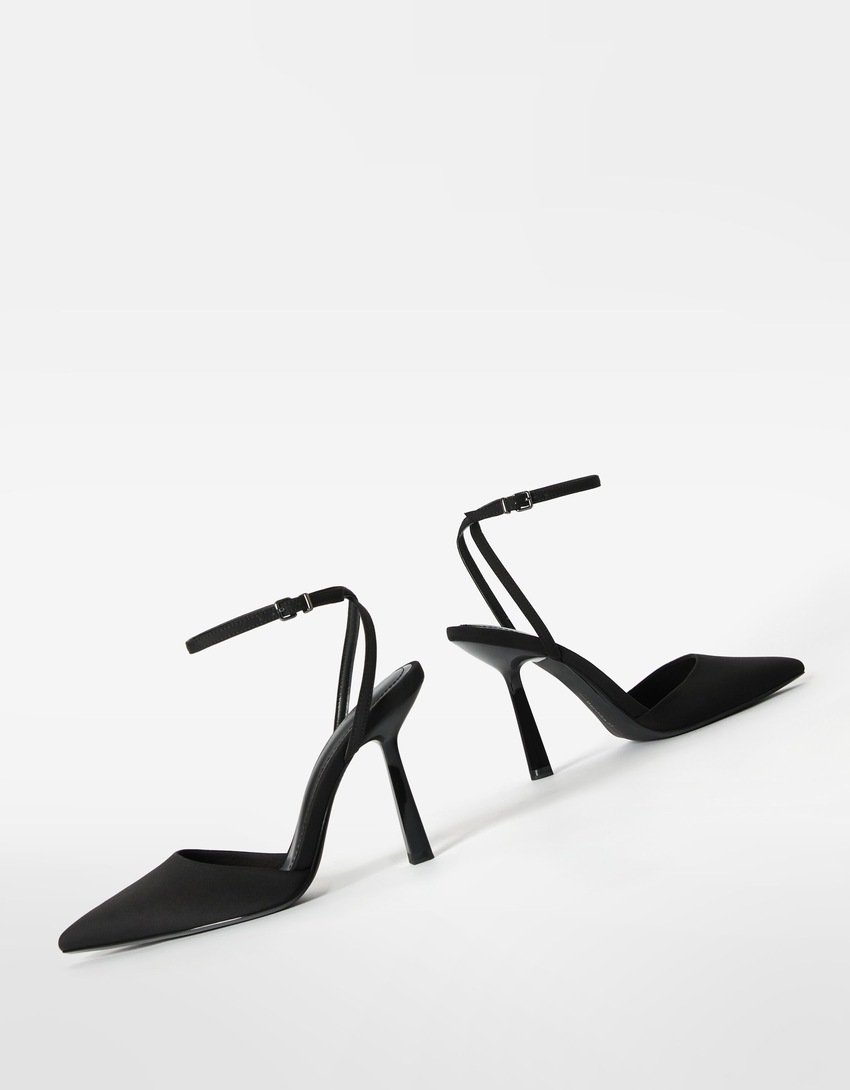 Sapatos de salto com tira no calcanhar