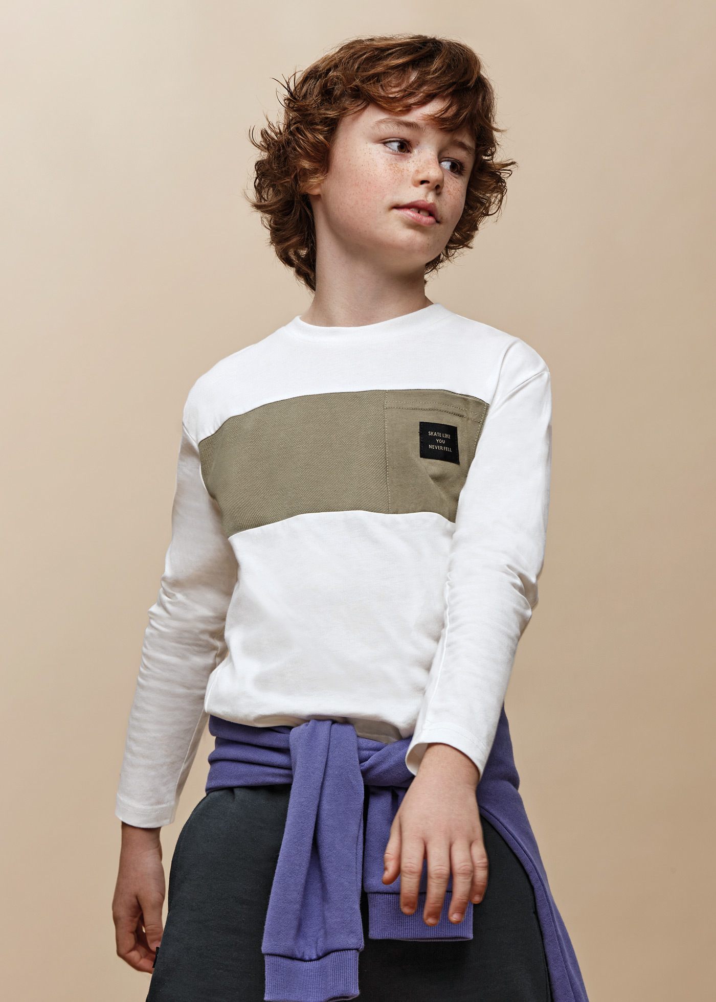 Camiseta masculina contrastante com ombros à mostra