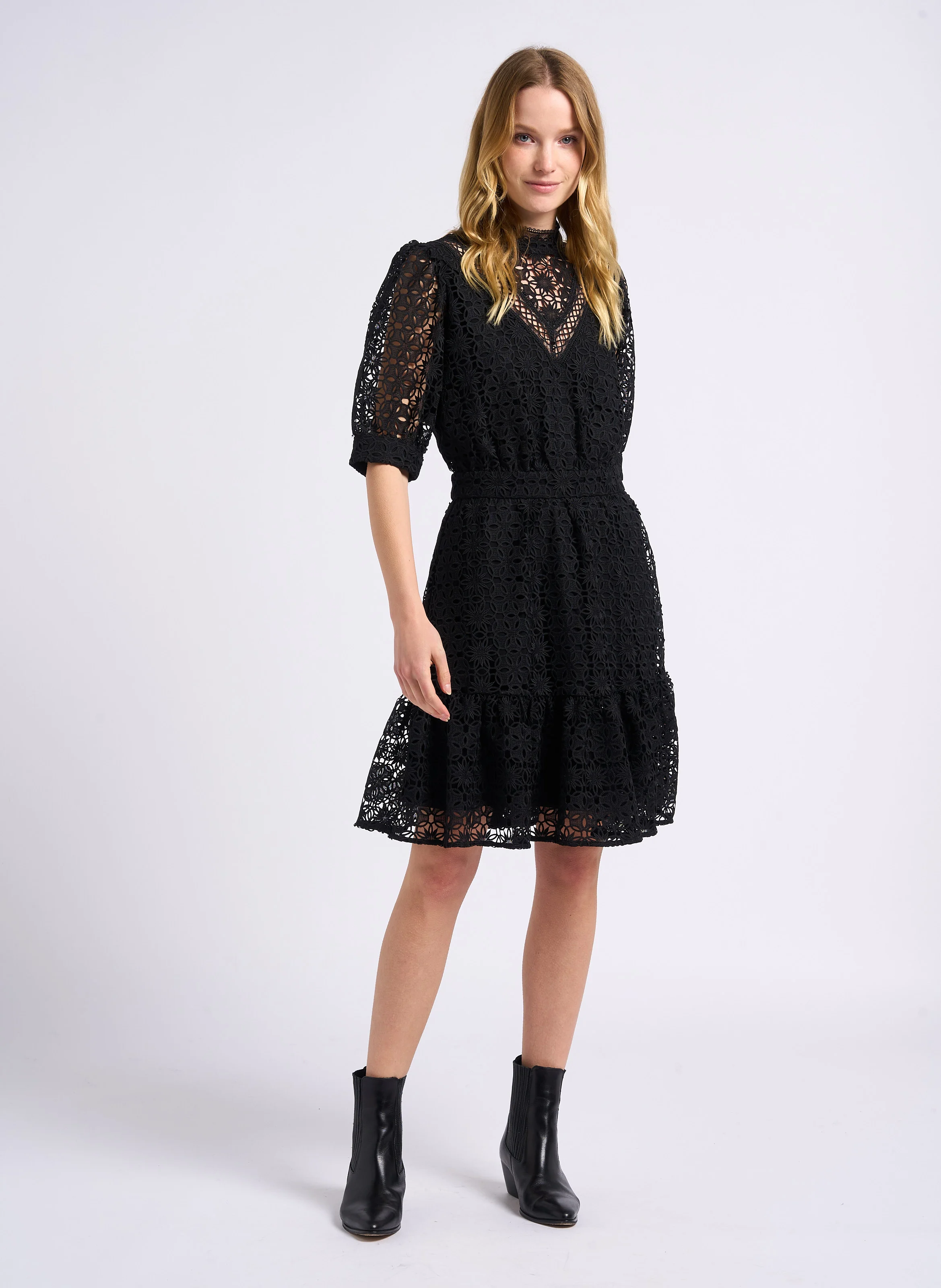 COROLLE - Robe col rond en broderie anglaise | Noir