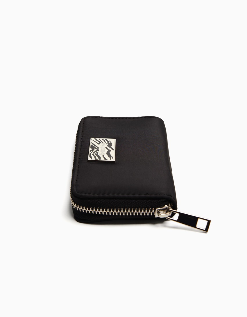 Bolsa com detalhe de placa
