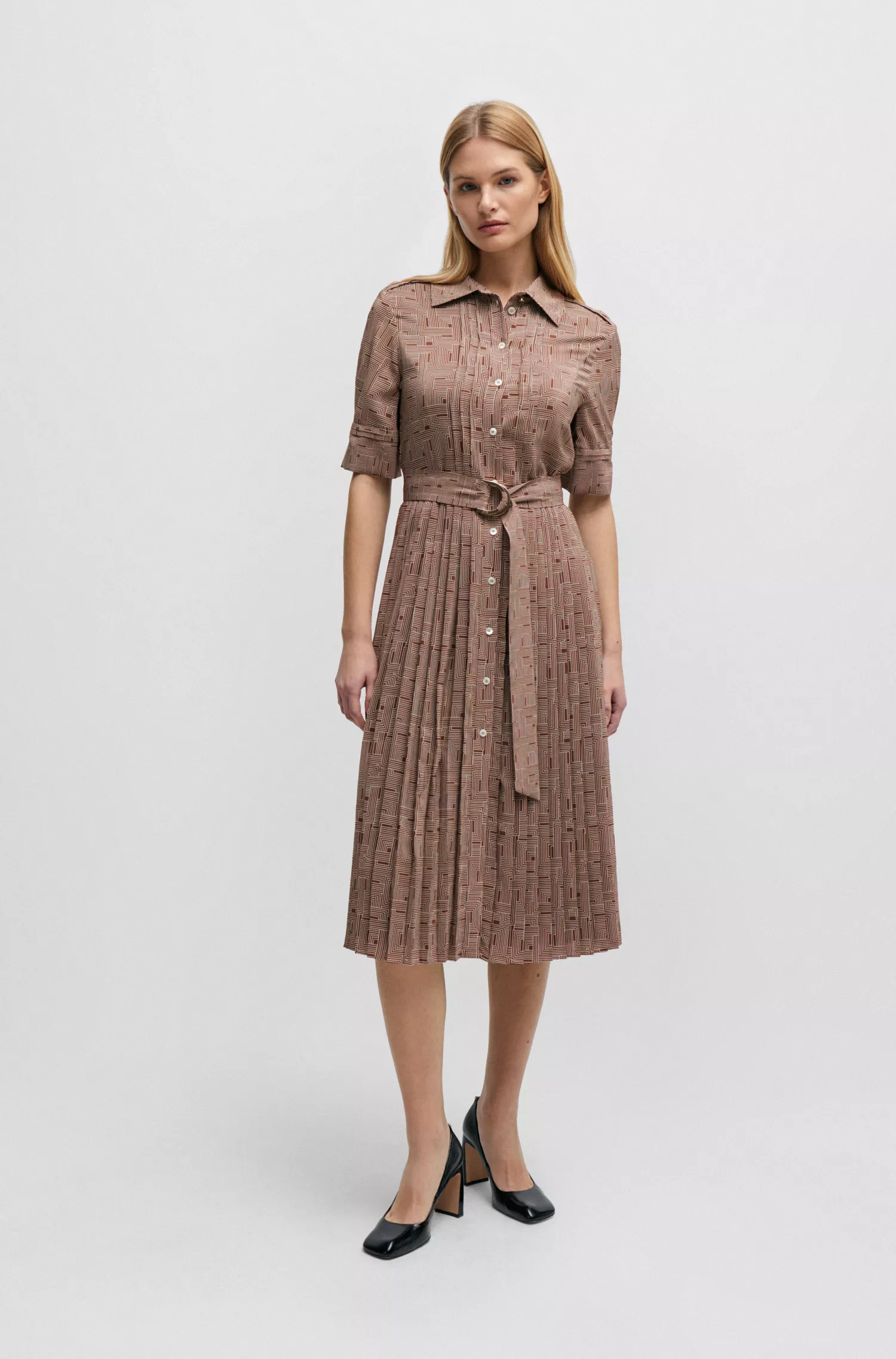Vestido justo BOSS com cinto preto em seda estampada.