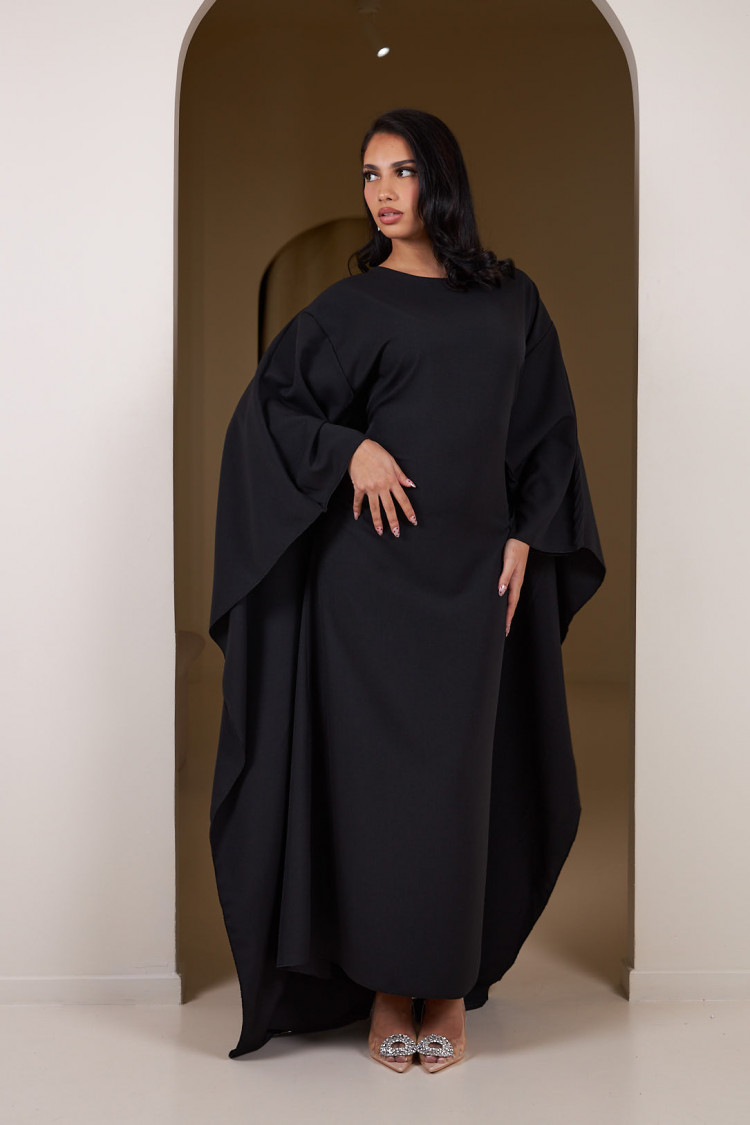 Robe noire ample à manches chauves-souris ceinturée