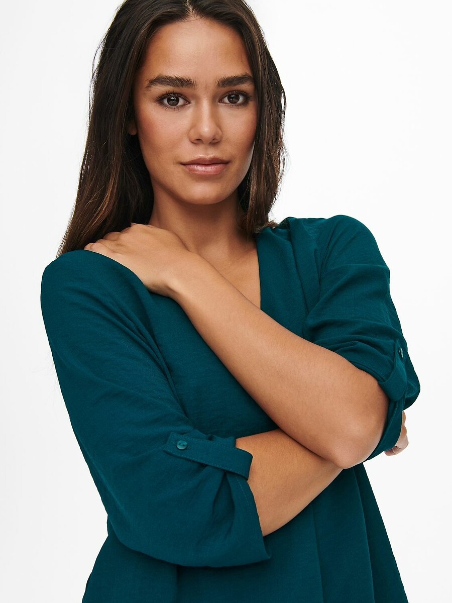 Blusa JDY com mangas 3/4 e decote em V.