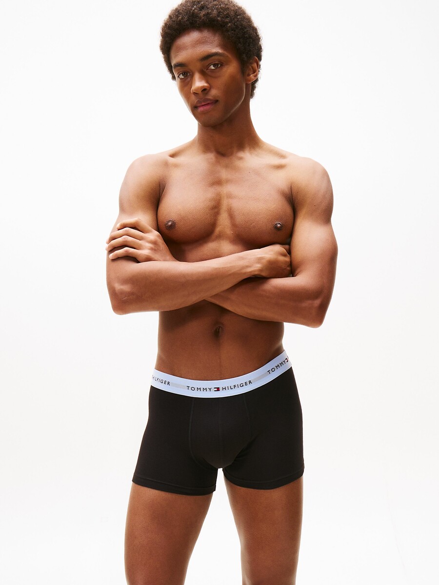 TOMMY HILFIGER<br>Conjunto de 7 cuecas boxer essenciais em algodão com a assinatura da marca.