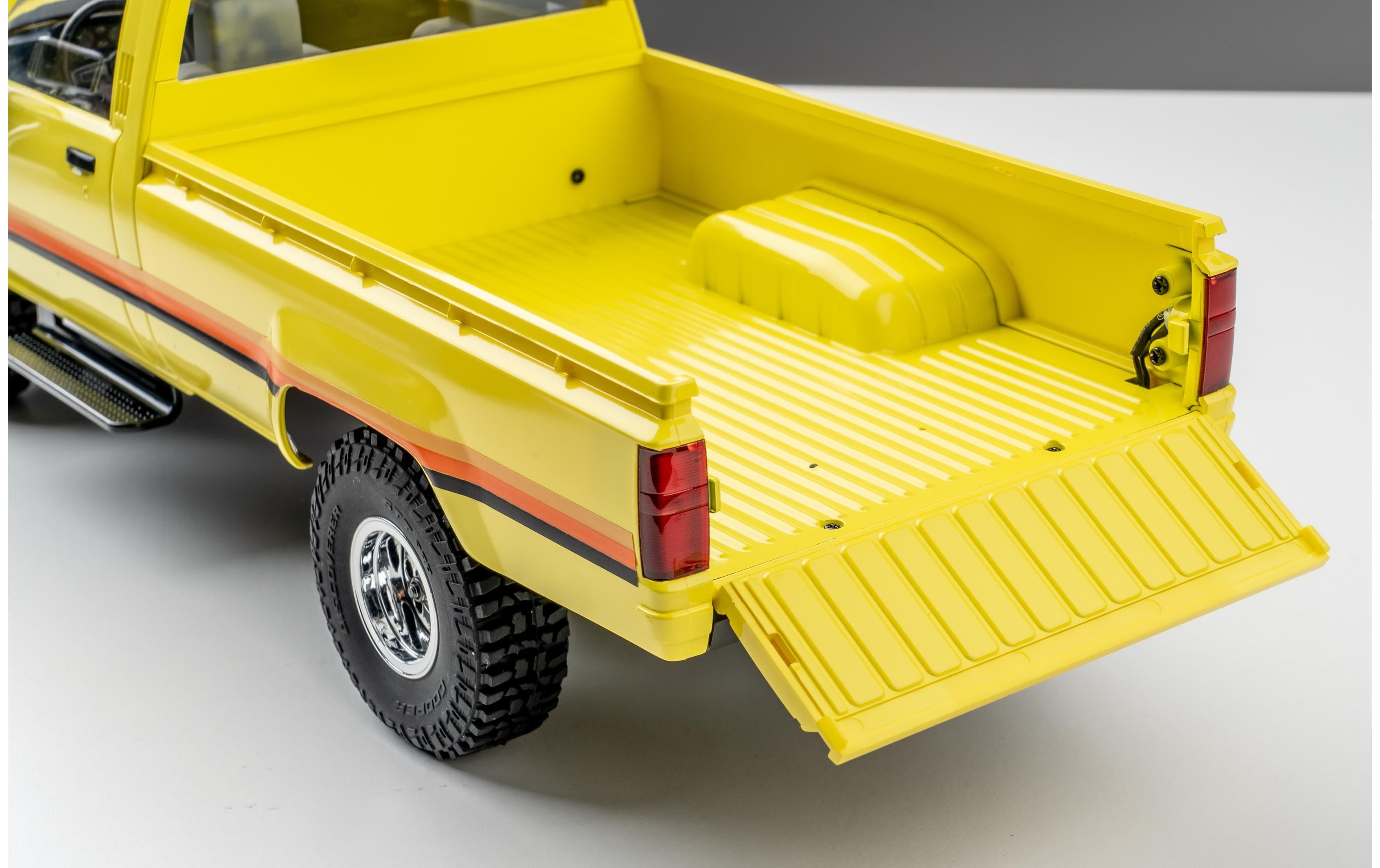 Scale Crawler Toyota Hilux 1983, 4WD RTR, 1:18<br>Detailgetreuer RC Pickup im Massstab 1:18