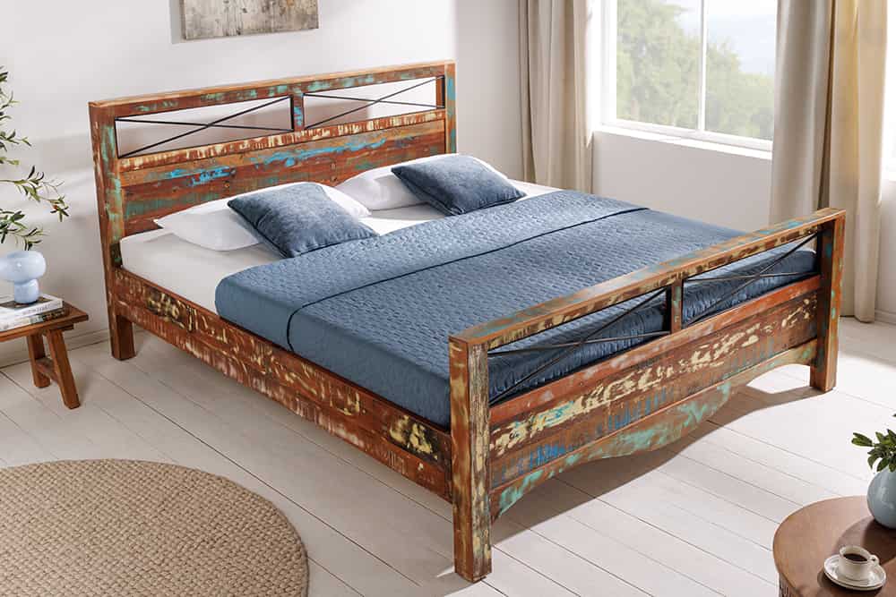 Einzigartiges Bett JAKARTA 185cm braun bunt aus recycelten Fischerbooten Massivholz