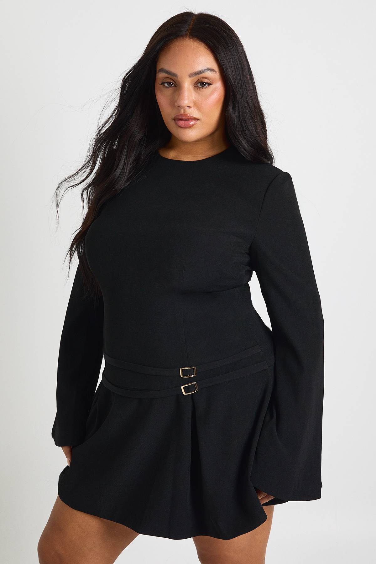 boohoo Robe mini plissée sur mesure avec détail de boucle