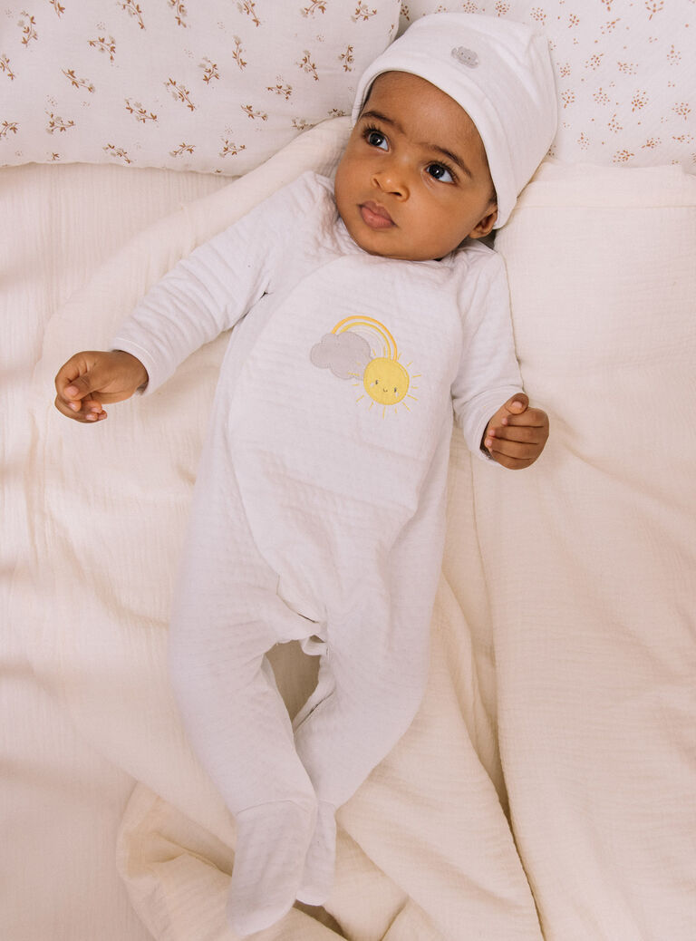 Pyjama et bonnet de naissance blancs à motif nuage et soleil
